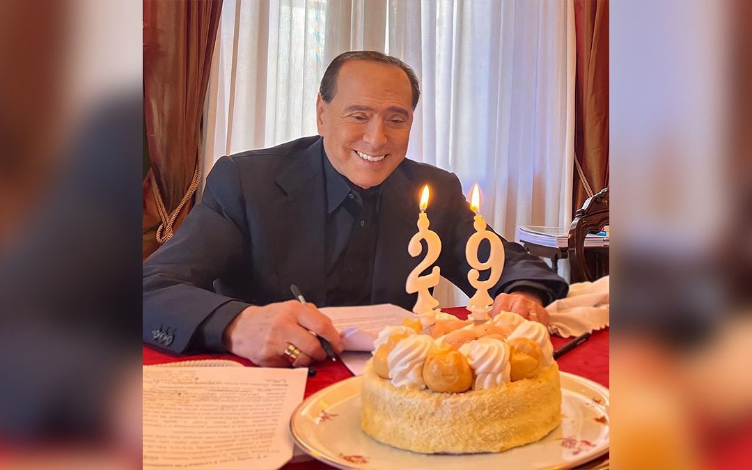 Silvio Berlusconi con la torta