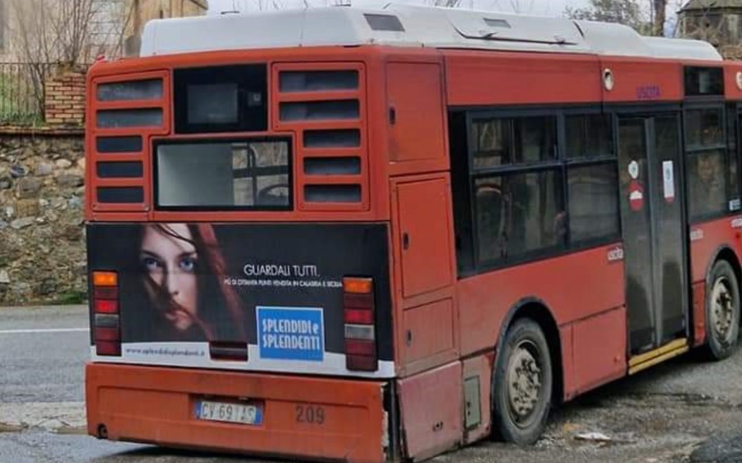 Il bus dell'Amaco rimasto bloccato a Donnici