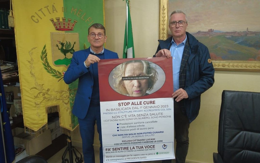 La consegna del manifesto da parte di Cataldi a Maglione, sindaco di Melfi