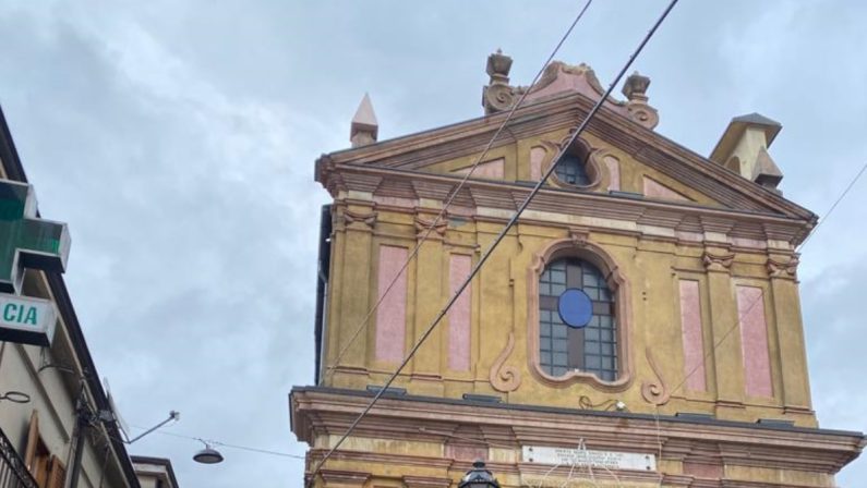 Fulmine colpisce una chiesa nel Vibonese e ne abbatte la croce