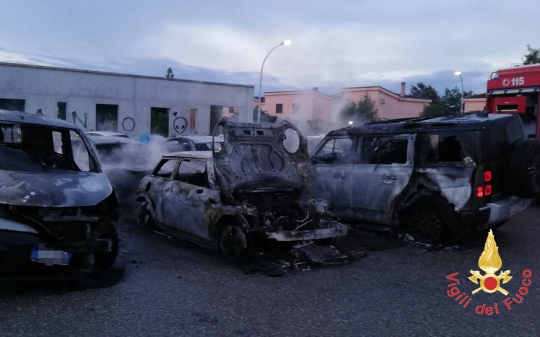 L'incendio che ha colpito i sei veicoli parcheggiati nel piazzale della Chiesa