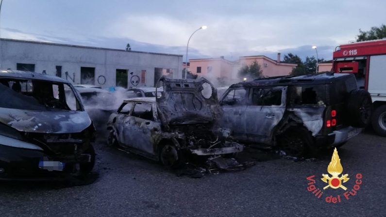 Incendio in piazza a Catanzaro: sei vetture in fiamme, una distrutta