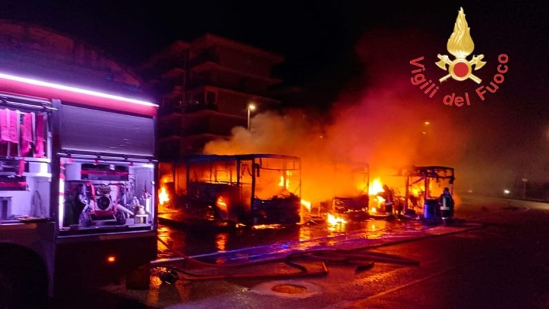 Notte di fuoco a Diamante, tre autobus in fiamme in piazza Caravaggio - FOTO