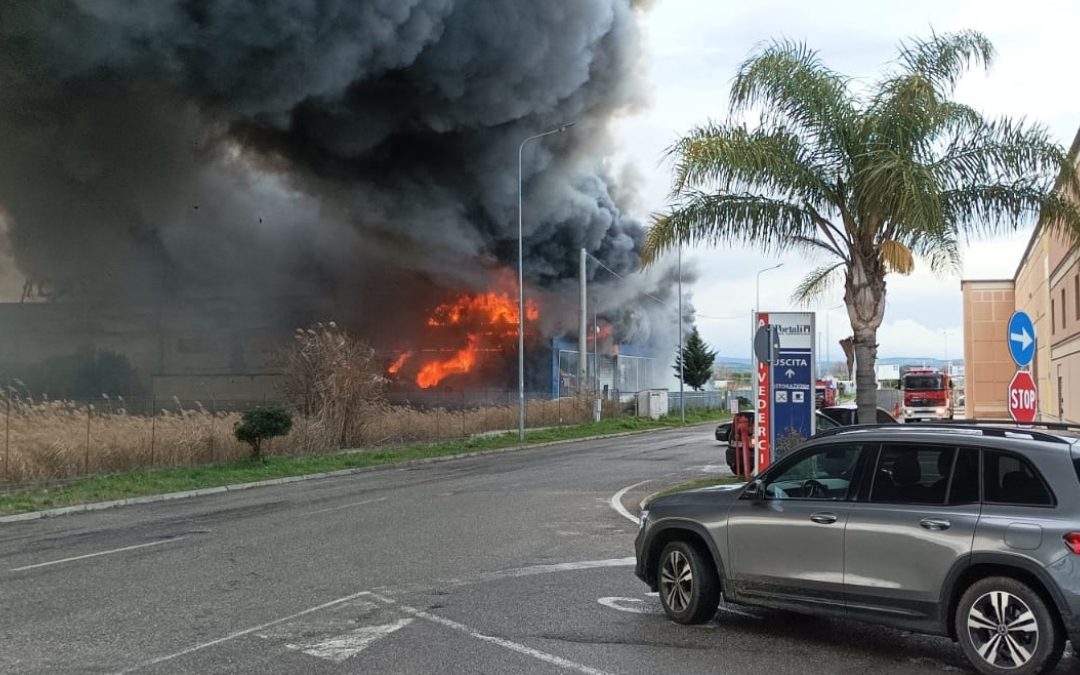 L'incendio all'emporio cinese di Corigliano