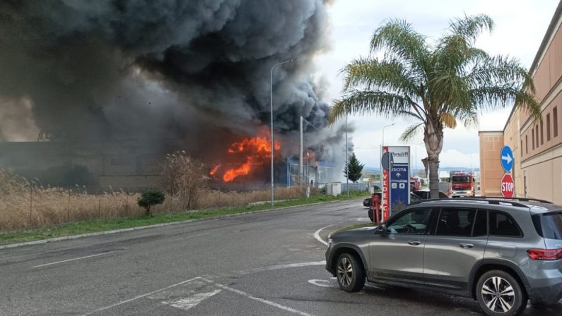 In fiamme emporio cinese a Corigliano Rossano