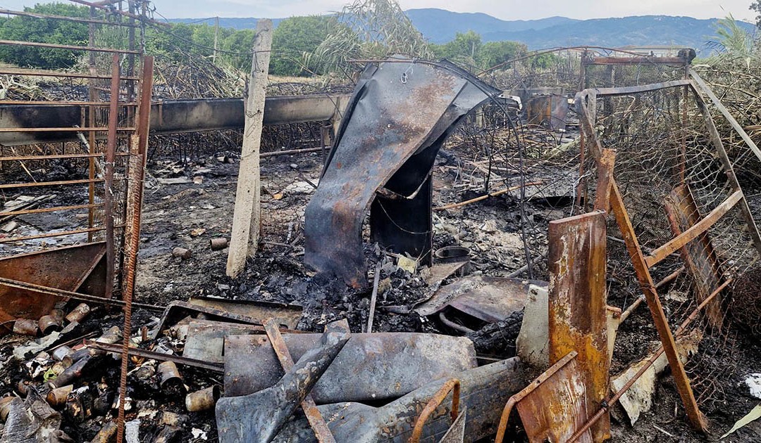 L’inferno delle baracche, morto il migrante coinvolto nell’incendio di Corigliano-Rossano