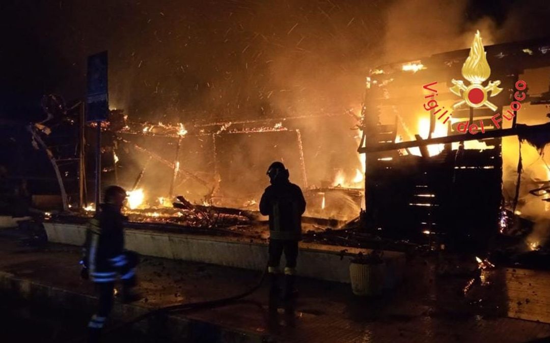 Scalea, lido distrutto dalle fiamme: ipotesi incendio doloso