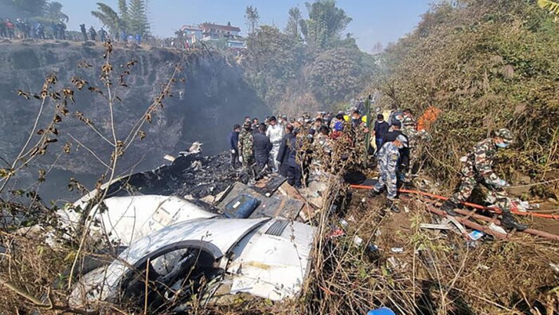 Si schianta aereo in Nepal: 72 morti