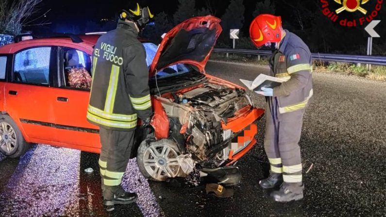 Auto sbatte contro un muro e si ribalta, ferito il conducente