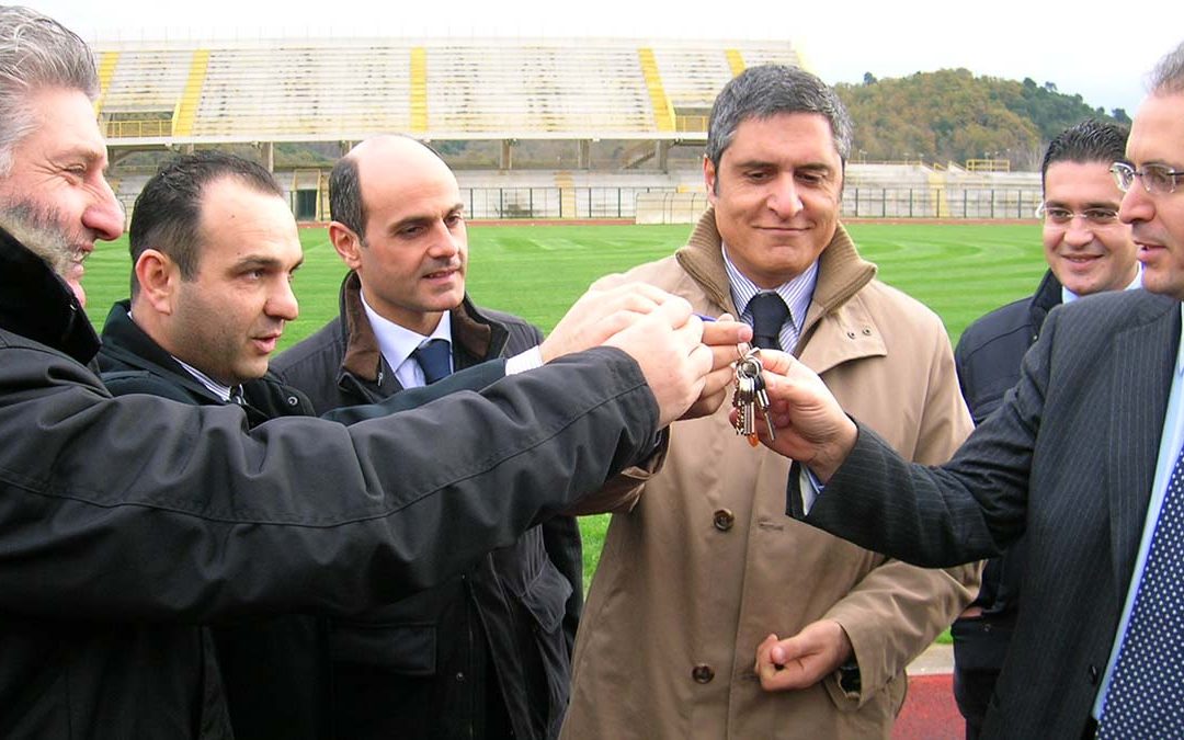 La consegna delle chiavi dello stadio Carlei per la gestione alla Vigor Lamezia nel 2006