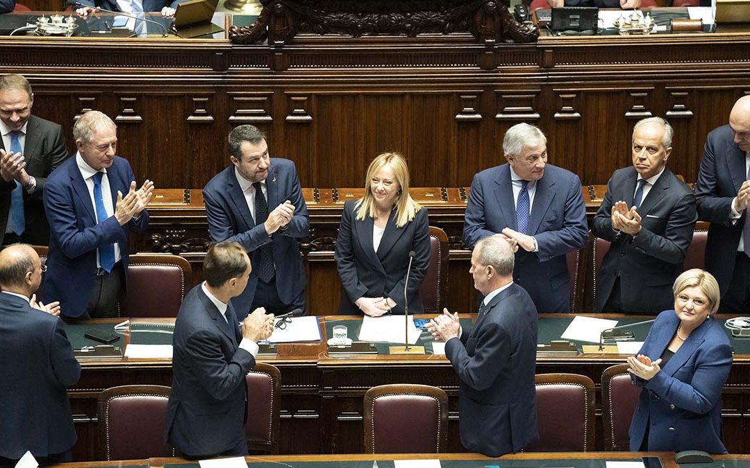 Giorgia Meloni applaudita dai membri del suo governo a Montecitorio