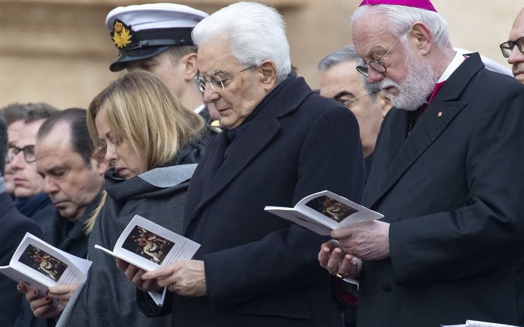 Giorgia Meloni e Sergio Mattarella durante i funerali del Papa emerito Benedetto XVI