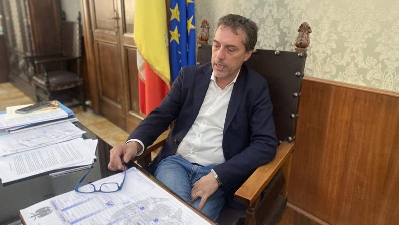 Terremoto al comune di Catanzaro, un assessore si dimette, il sindaco azzera la giunta