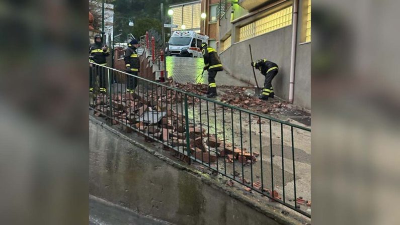 Maltempo, crolla il rivestimento esterno del pronto soccorso di Capri
