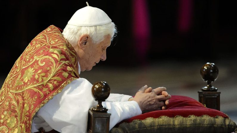 Le dimissioni contro divisioni e arrivismi: la mossa storica di Benedetto XVI