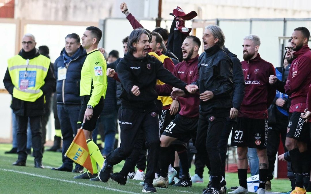 L'esultanza di mister Inzaghi per la vittoria della Reggina sulla Ternana