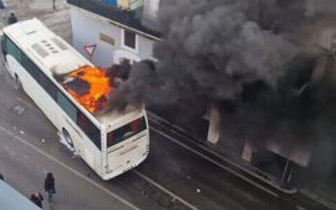 Un autobus in fiamme durante gli scontri