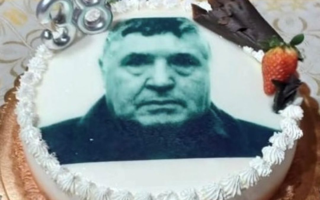 La torta di compleanno con l'immagine di Riina