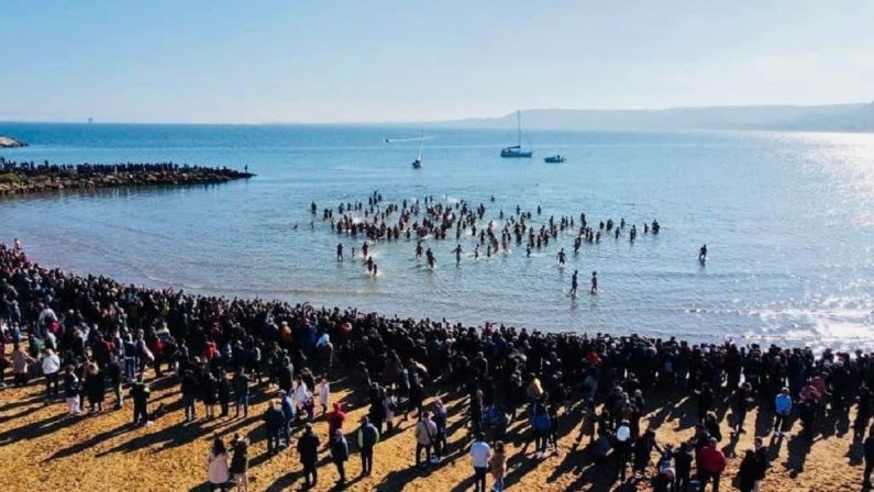 Crotone, record di presenze al tuffo di Capodanno