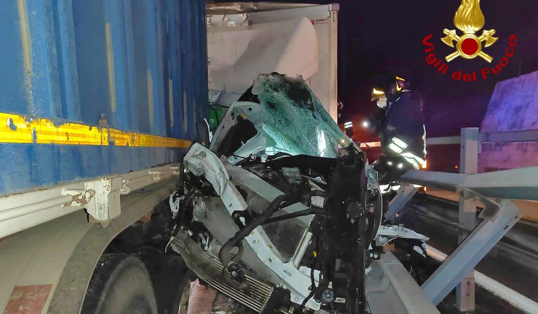 Incidente sull’A16, scontro tra due camion