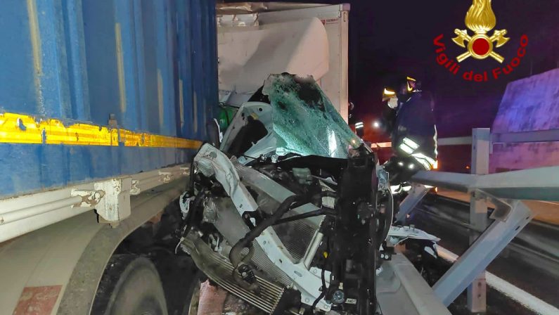 Incidente sull'A16, scontro tra due camion