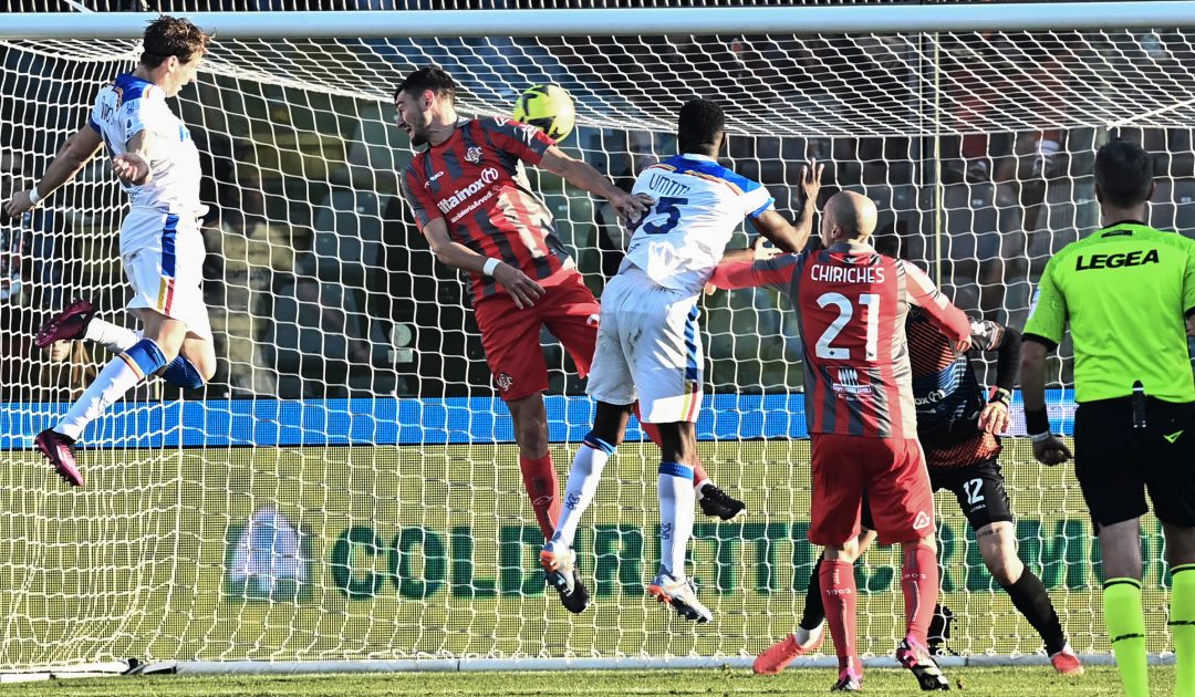 Serie A, Baschirotto e Strefezza, il Lecce espugna Cremona