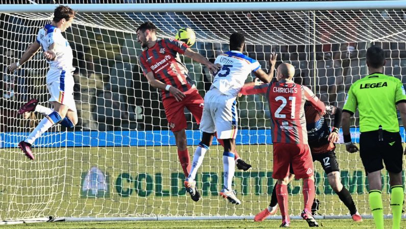 Serie A, Baschirotto e Strefezza, il Lecce espugna Cremona