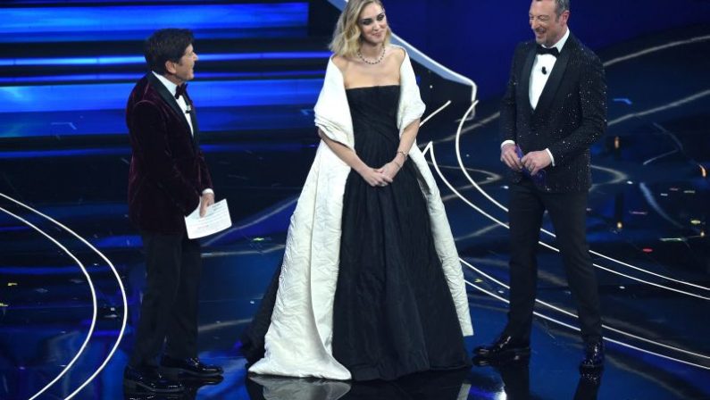 Sanremo al via con Mattarella, Benigni, Ferragni. Blanco distrugge i fiori