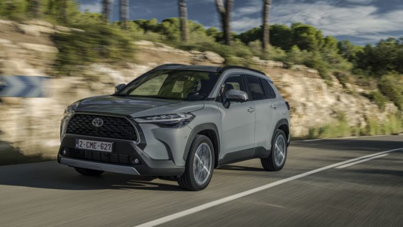 Toyota Corolla Cross disponibile con nuovo 1.8 full hybrid