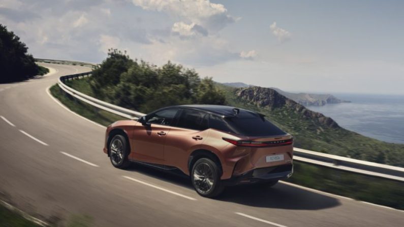 Sistema Direct4 migliora il piacere di guida di Lexus RZ