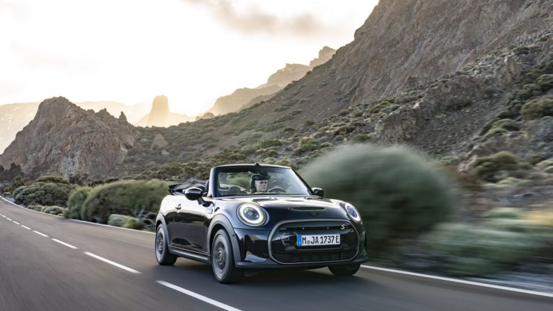 Arriva la prima Mini Cooper SE Cabrio completamente elettrica