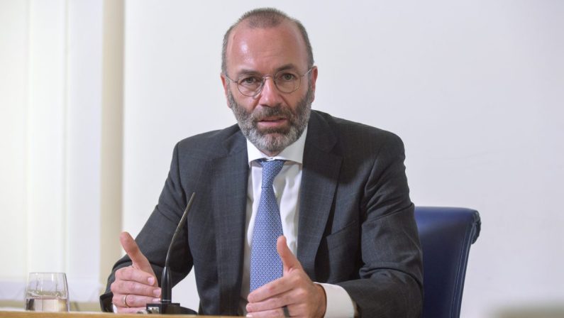 Ppe, Weber annulla evento in Italia per frasi di Berlusconi sull’Ucraina