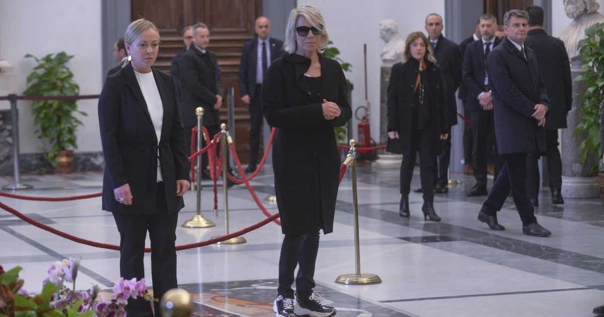 Giorgia Meloni e Maria De Filippi camera ardente Maurizio Costanzo