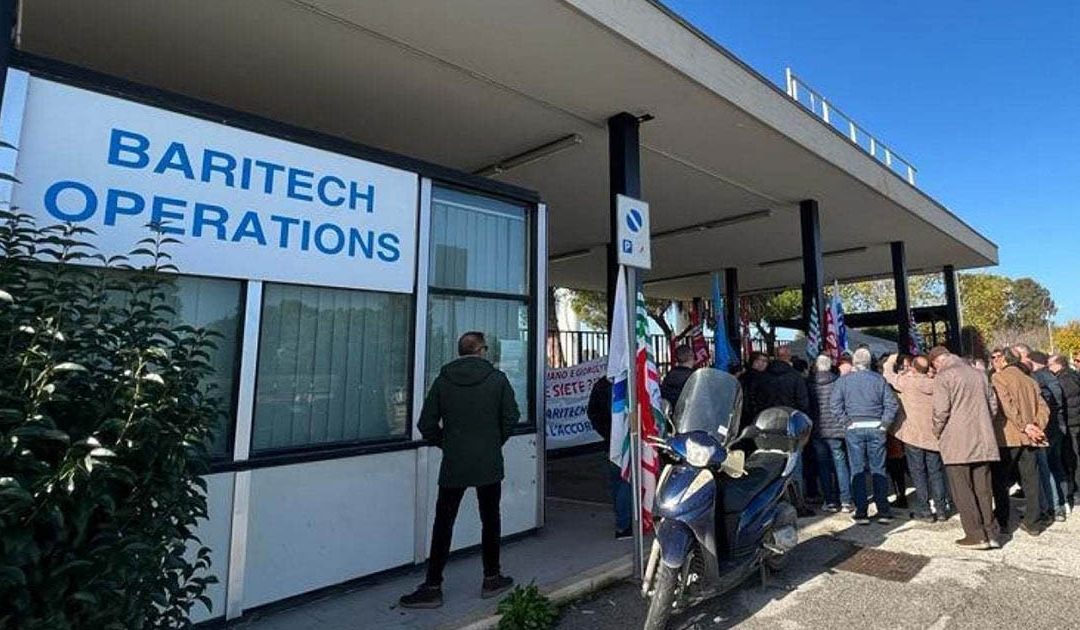 Lavoratori davanti alla Baritech