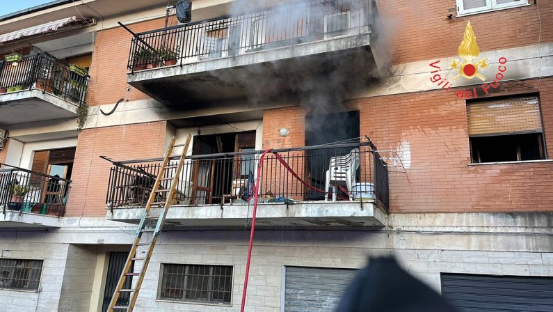 Incendio in una casa popolare di Mendicino, indagano i carabinieri