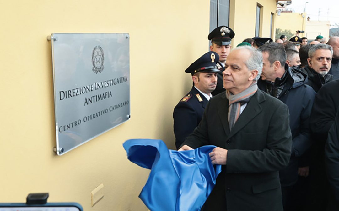 Il ministro Piantedosi scopre la targa della nuova sede della Dia