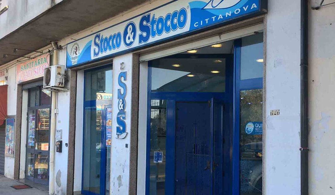 Il negozio Stocco & Stocco oggetto dell'intimidazione
