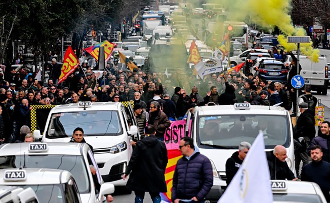 Lo sciopero dei taxi a Napoli