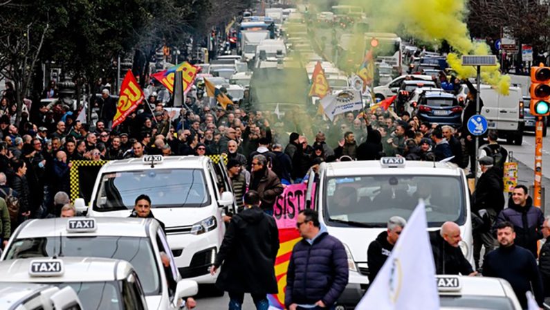 Sciopero taxi Napoli: no a multinazionali, abusivi e alti costi