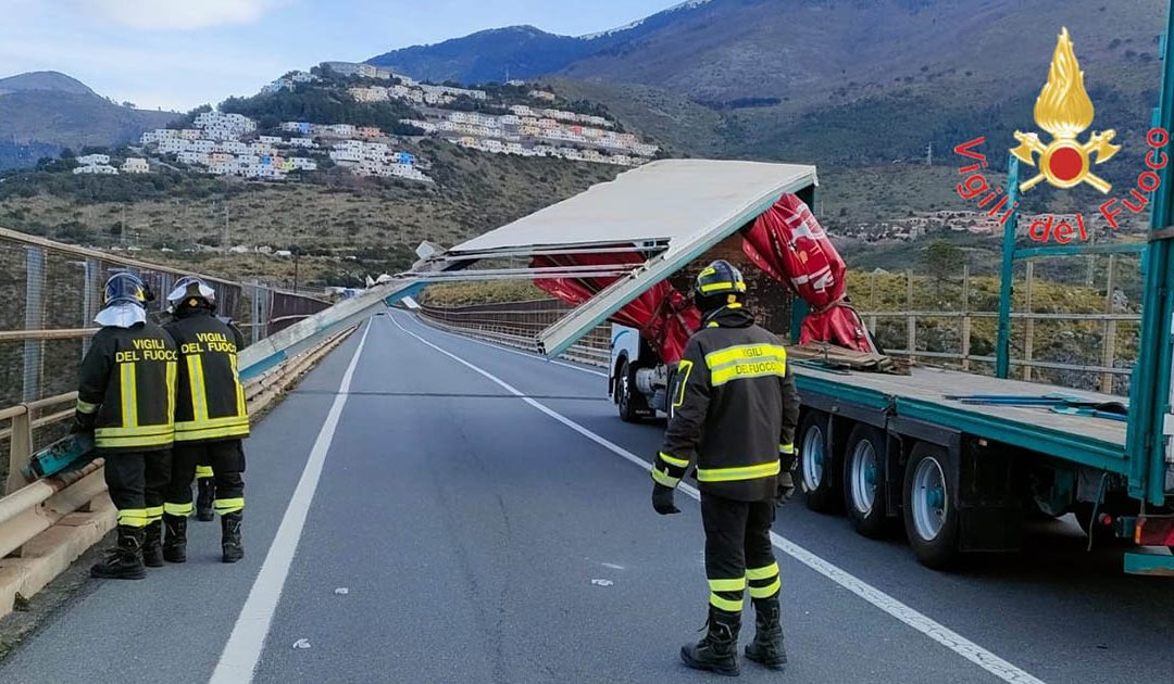 Il vento scoperchia un camion telonato, traffico bloccato per ore nel Cosentino