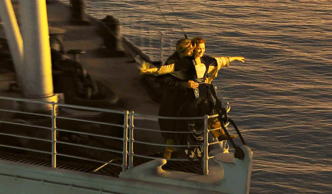 Jack e Rose nell'iconica scena a prua del Titanic