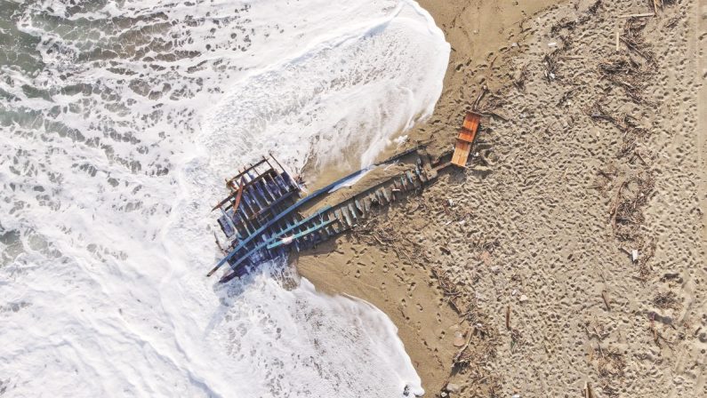 Cutro, pescatore allontanato dalla spiaggia prima del naufragio