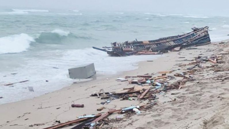 Sulla spiaggia di Steccato di Cutro una tragedia di proporzioni immani