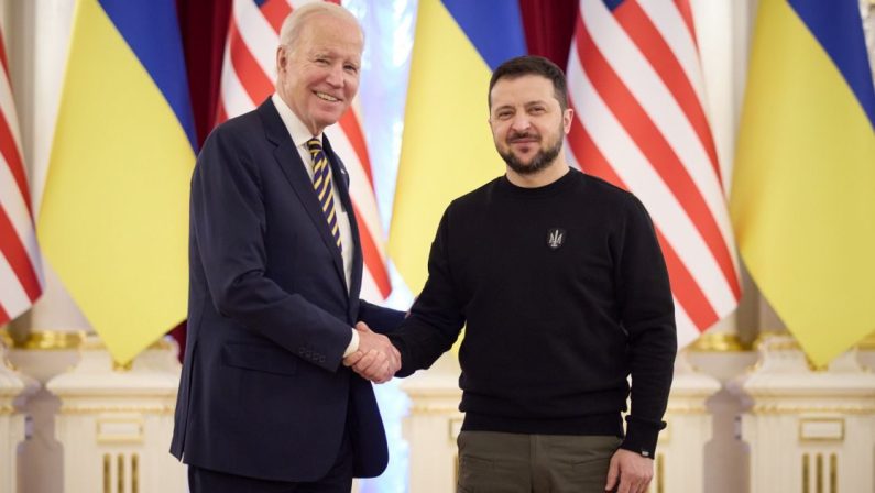 Ucraina, Biden a Kiev da Zelensky: «Nostro sostegno continua»