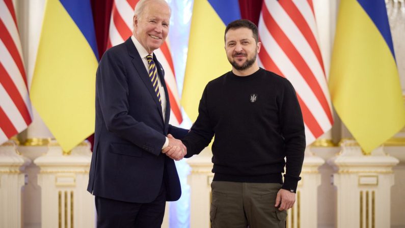 Biden a sorpresa a Kiev incontra il presidente ucraino Zelensky