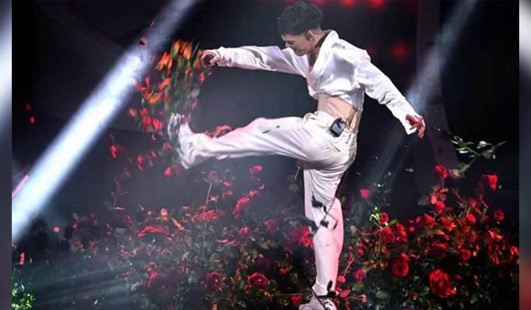 Blanco distrugge i fiori sul palco dell'Ariston