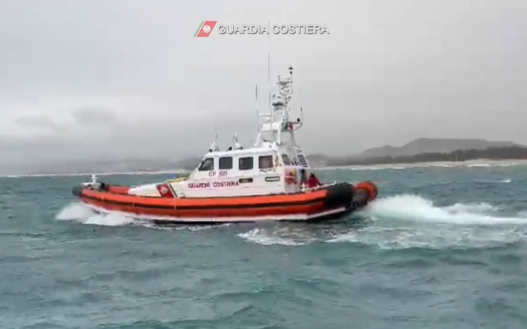 Crotone, barca a vela in avaria: la Guardia Costiera salva due norvegesi
