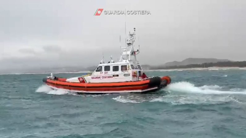 Strage di migranti a Crotone, Guardia costiera: «In 120 sul barcone naufragato»