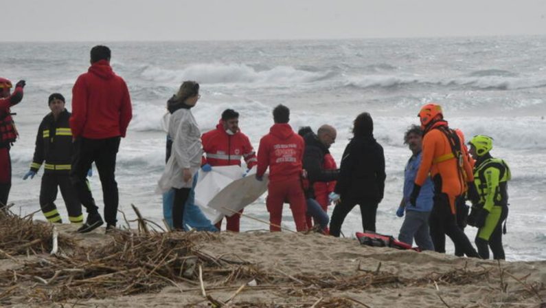 Tragedia nel mare di Crotone, salgono a 59 i migranti morti