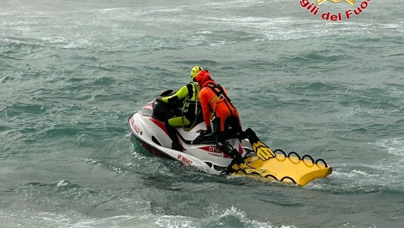 Naufragio nel mare di Crotone, conta dei morti destinata ad allungarsi